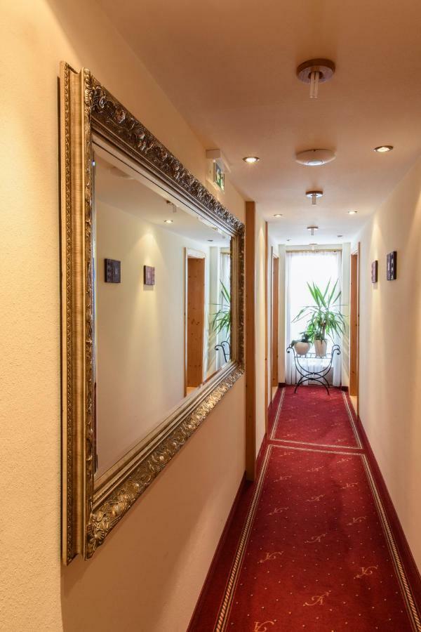 Hotel Alpenrose การ์กเอลเลิน ภายนอก รูปภาพ